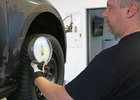 Jaký má být správný tlak v pneumatikách? Ušetří vám starosti i peníze