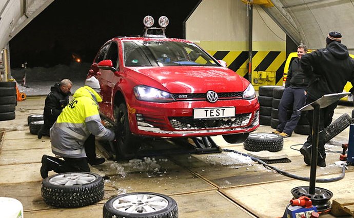 Test zimních pneumatik: Celoroční gumy nepřesvědčily