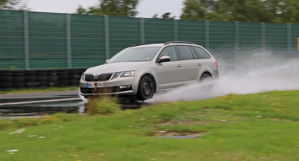 Příčný aquaplaning jsme zkoušeli v oválu, jehož část je pod vodou. Auto pak vyletí po tečně z vozovky.