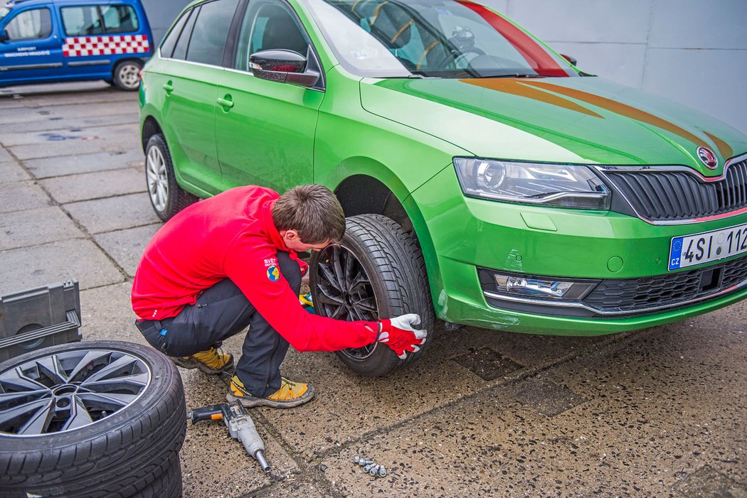 Používali jsme dvě sady pneumatik o rozměru 215/45 R16.