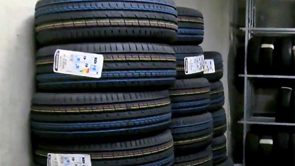 Kam se zimními pneumatikami? Správné uskladnění vám může ušetřit tisíce! (video)
