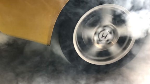 Burnout zadních pneumatik: Opravdu hoří jen gumy? Nenechte se zmást...