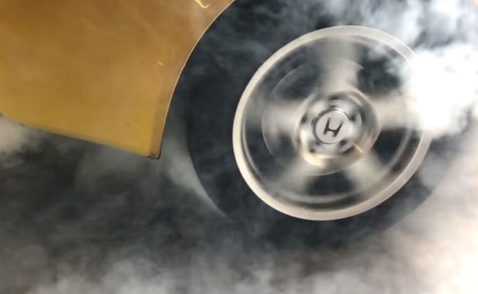 Burnout zadních pneumatik: Opravdu hoří jen gumy? Nenechte se zmást...