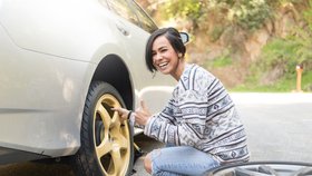 Jak si poradit s píchlou pneumatikou na autě? Poradíme vám!