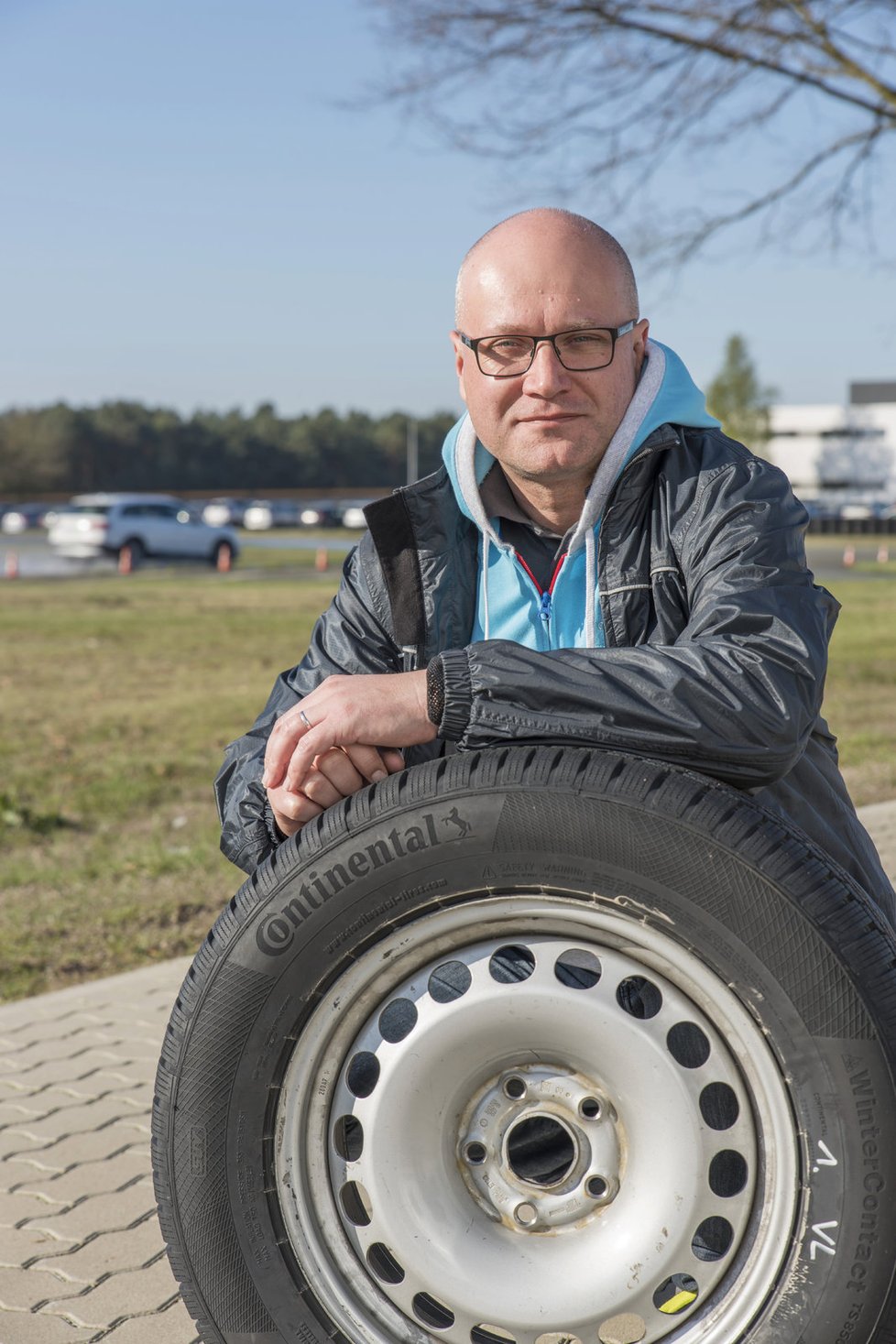 Hloubka dezénu pneumatiky rozhoduje o kvalitě jízdy. Renomovaní výrobci umísťují na gumy značky, podle kterých poznáte jejich ojetí.