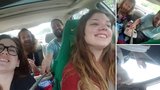 Jeli v autě, zpívali a natáčeli se na mobil pomocí selfie tyčky: Pak jim praskla pneumatika!