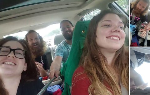 Jeli v autě, zpívali a natáčeli se na mobil pomocí selfie tyčky: Pak jim praskla pneumatika!