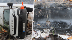 Převrácená dodávka na letních pneumatikách