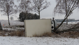 Převrácená dodávka na letních pneumatikách