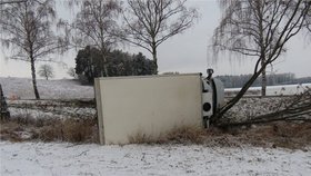 Převrácená dodávka na letních pneumatikách