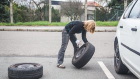 Co dělat při defektu pneumatiky: Rezerva versus lepicí sada