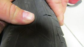 Majitel osobního auta v Brně měl prořízlou pneumatiku.
