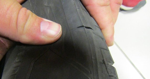 Majitel osobního auta v Brně měl prořízlou pneumatiku.