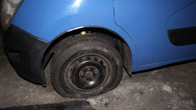Kriminalisté dopadli vandala, který ničil pneumatiky u zaparkovaných aut s ukrajinskými SPZ