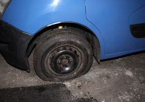 Kriminalisté dopadli vandala, který ničil pneumatiky u zaparkovaných aut s ukrajinskými SPZ