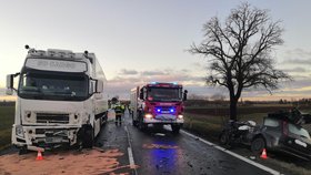 Při srážce osobního a nákladního auta na Kolínsku zemřeli dva lidé.