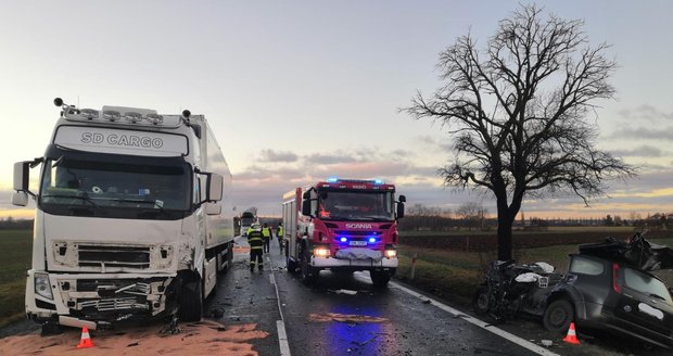 Ranní neštěstí u Kolína: Po srážce aut zemřeli dva lidé! Zranilo se i dítě