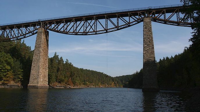 Železniční most v Pňovanech prochází rozsáhlou rekonstrukcí. Ta začala už na začátku roku, na trati je momentálně úplná výluka trvající až do 19. listopadu. Most vede přes přehradu Hracholusky na trati z Pňovan do Bezdružic. Postaven byl v roce 1892.