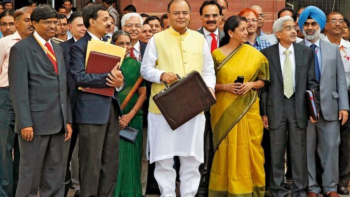 Po anglicku. Indický ministr financí Árun Džaitlej (v bílém) se svým týmem zapózoval „po anglicku“ před úřadem, než se vydal představit první federální rozpočet