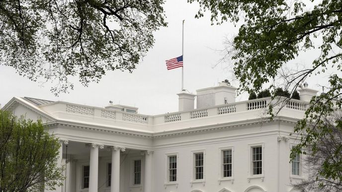 Po atentátu v Bostonu visí vlajky v USA na půl žerdi