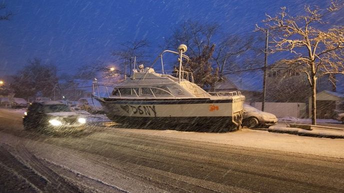 Po hurikánu Sandy dorazila k východnímu pobřeží USA sněhová bouře