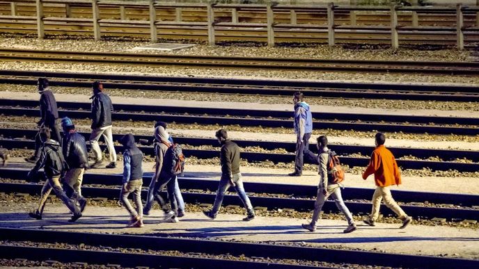 Po kolejích. Parta migrantů se ve francouzském Calais chystá dostat do Anglie po kolejích tunelu pod Lamanšským průlivem