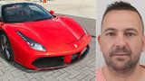 Rostislav z Příbramska půjčené ferrari už nevrátil: Dostal se z vězení a teď je na útěku