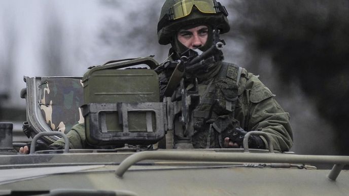 Po Krymu se pohybují ozbrojenci v neoznačných uniformách, poznávací značky a znaky na některých z vozidel ale dokládají, že se jedná o ruské jednotky