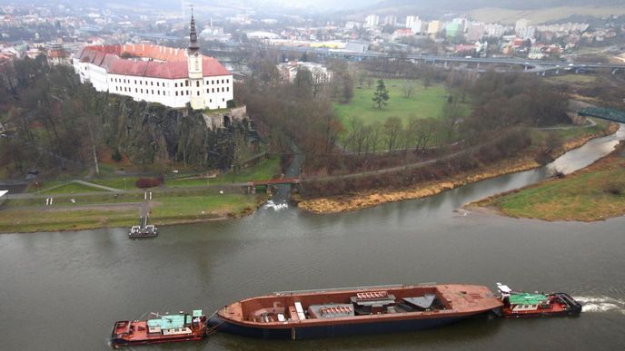 Po několika týdnech dalších prací největší v Česku postavená loď vyplula do Hamburku