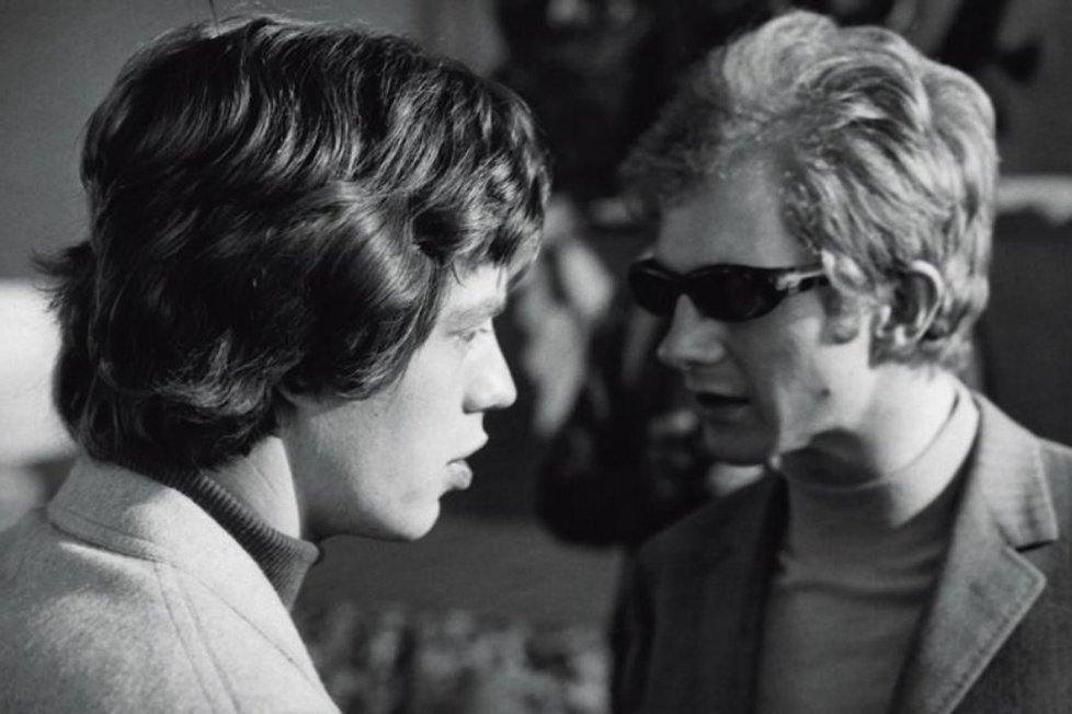 PO SVÉM: Andrew Oldham (vpravo) poradil Mickovi Jaggerovi dobře: skládejte vlastní písničky, vyděláte majlant