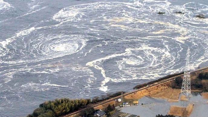 Po úderu desetimetrové vlny tsunami, která zabila tisíce lidí a vyřadila elektrárnu Fukušima, se u severovýchodního pobřeží Japonska tvořily obří vodní víry při návratu vodní masy.