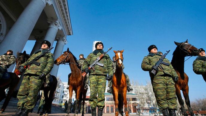 Po volbách. Čestná stráž očekává před doněckým městským divadlem příchod separatistického vůdce Alexandra Zacharčenka, který byl na základě výsledků kontroverzních voleb slavnostně uveden do funkce prezidenta Doněcké lidové republiky. Obdobně přísahal věrnost Luhanské lidové republice v luhanském Domě odborů i Igor Plotnickij