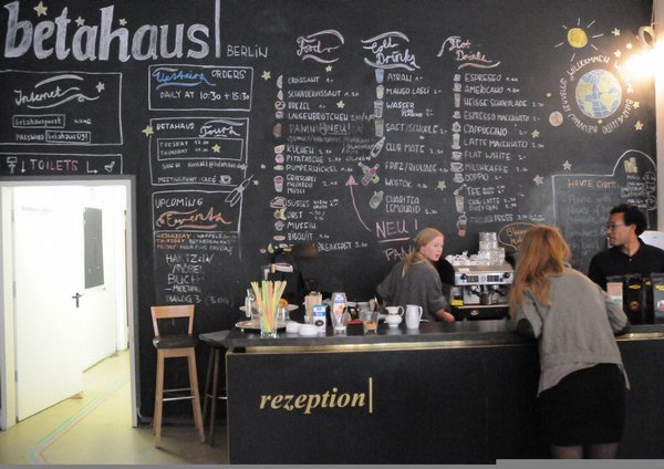 Po vstupu do Betahausu přivítá návštěvníky kavárna. Bar slouží zároveň jako recepce.