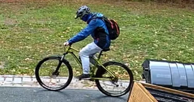 Policie podezřívá cyklistu, že pobodal ženu (39) u Boleveckého rybníka.