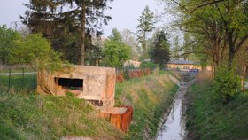 Příkop nad stokou u železničních kolejí se stal dějištěm krvavého zločinu