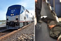 Šílenec pobodal několik lidí ve vlaku: Zneškodnili ho až policisté!