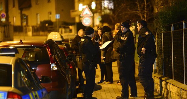 Policejní honička: V Horních Počernicích někdo pobodal dva lidi a ujel