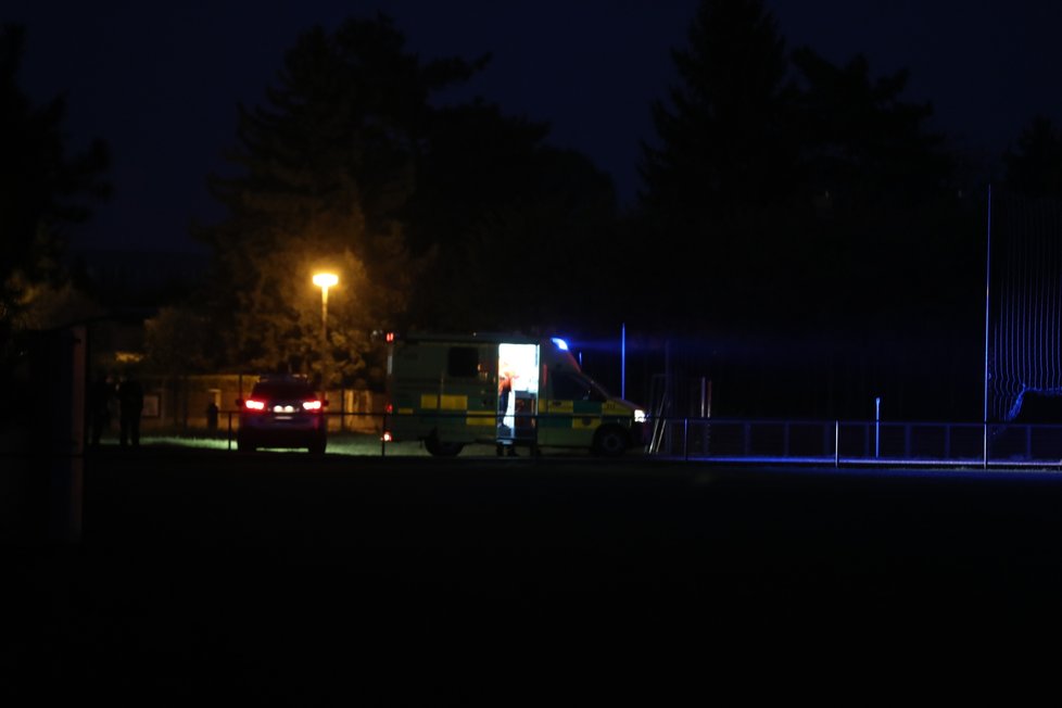 Policisté v Lysé nad Labem vyšetřují potyčku mezi dvěma muži, jeden druhého pobodal.