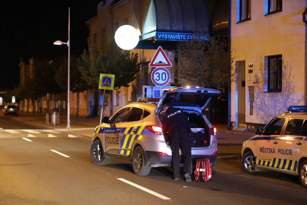 Policisté v Lysé nad Labem vyšetřují potyčku mezi dvěma muži, jeden druhého pobodal.
