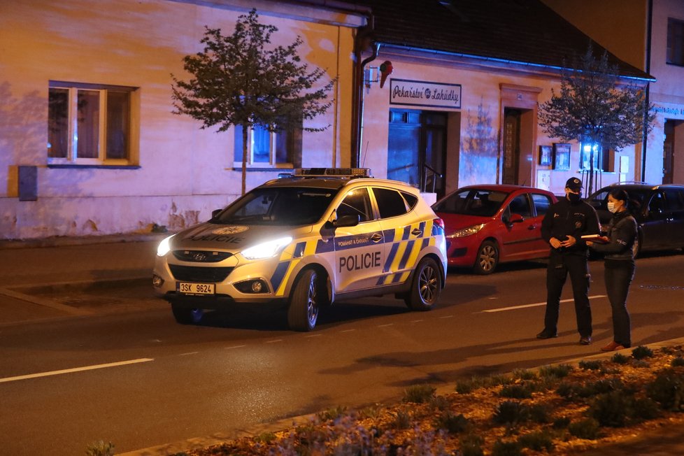 Policisté v Lysé nad Labem vyšetřují potyčku mezi dvěma muži, jeden druhého pobodal.