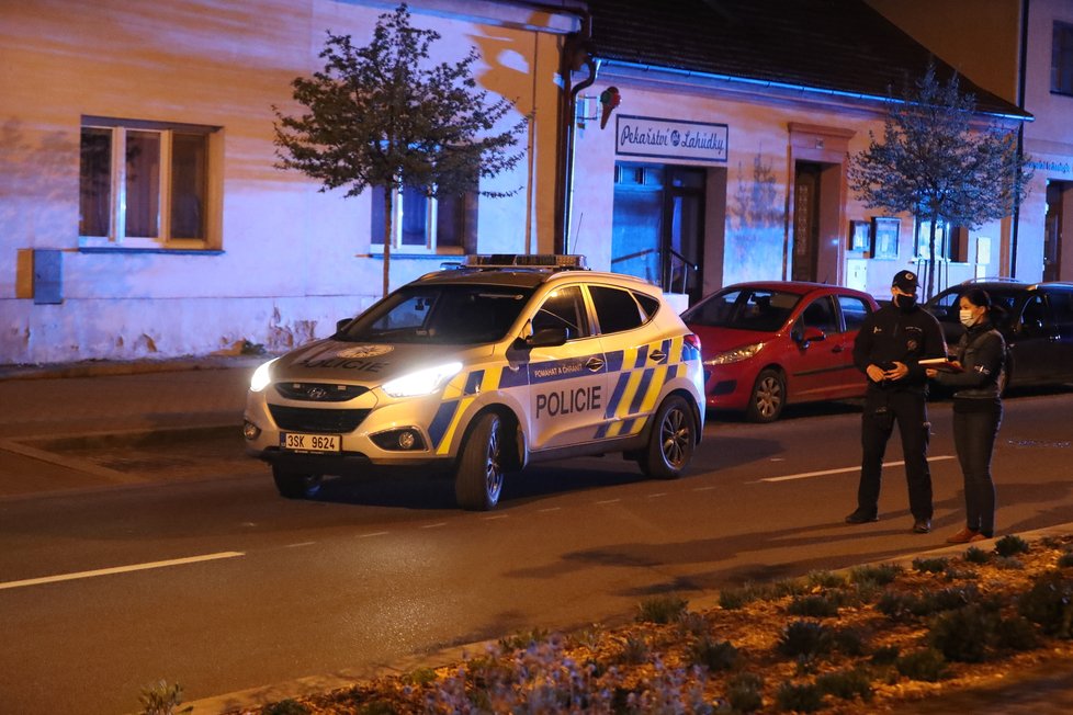 Policisté v Lysé nad Labem vyšetřují potyčku mezi dvěma muži, jeden druhého pobodal.