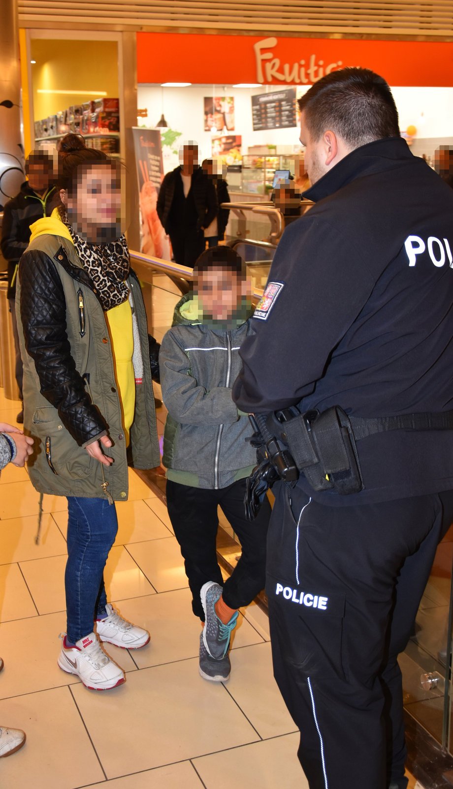 Rvačka dětí se odehrála mezi lidmi přímo ve vestibulu nákupního centra Plaza.