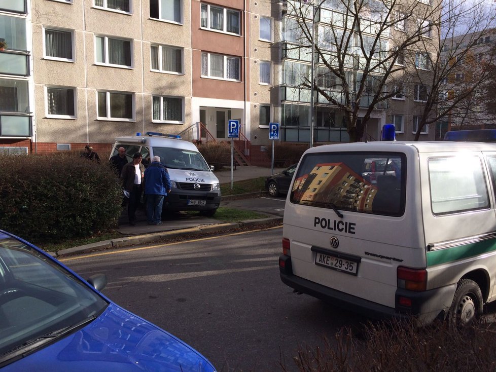Policie zasahovala v Brichtově ulici v Praze 5 u pobodaných lidí.