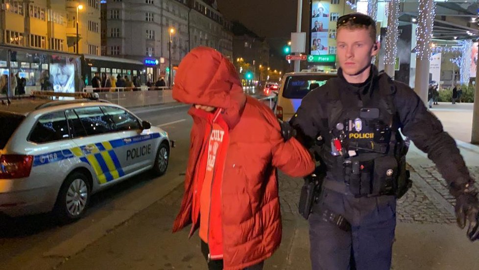 Muže, jenž měl nožem pobodat chlápka, se kterým se předtím pošťuchoval v metru, si v poutech odvedli policisté.