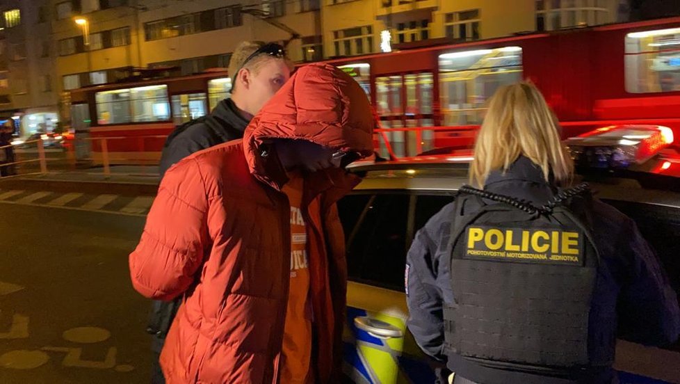 Muže, který měl nožem pobodat chlápka, se kterým se předtím pošťuchoval v metru, si v poutech odvedli policisté.