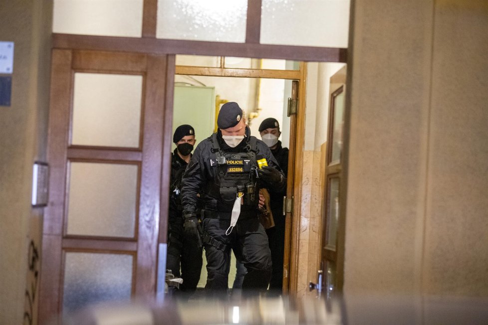 Se zbraní v ruce se rozhodl řešit sousedský spor jeden z obyvatel domu v pražských Vršovicích. Na souseda během hádky vytáhl nůž a pobodal ho. Na místě ho zadržela policie.