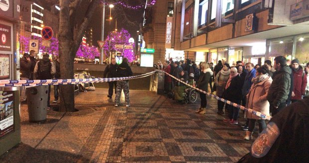 Útok nožem na Václavském náměstí: Žena muže (45) bodla do hrudníku, hádali se o peníze na drogy