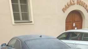 Audi, zaparkované na vyhrazeném parkovacím místě v centru Třeboně, se v noci ocitlo pod „palbou“ práškového hasicího přístroje.