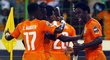 Fotbalisté Pobřeží slonoviny slaví gól Bonyho Wilfrieda