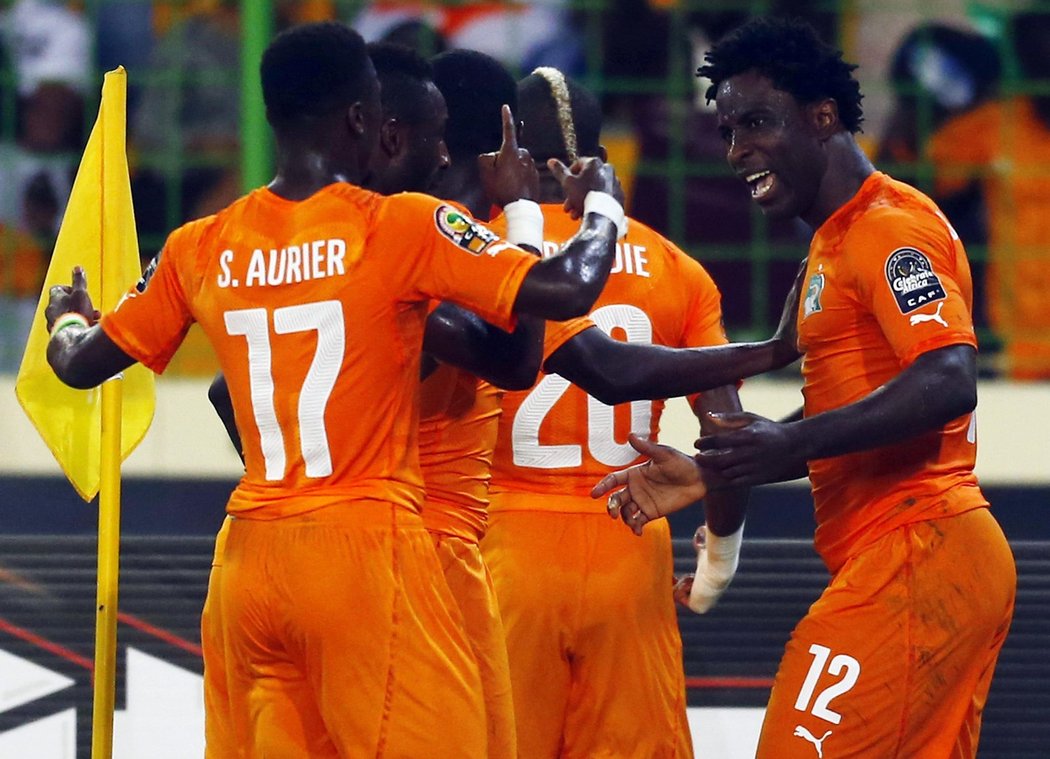 Fotbalisté Pobřeží slonoviny slaví gól Bonyho Wilfrieda